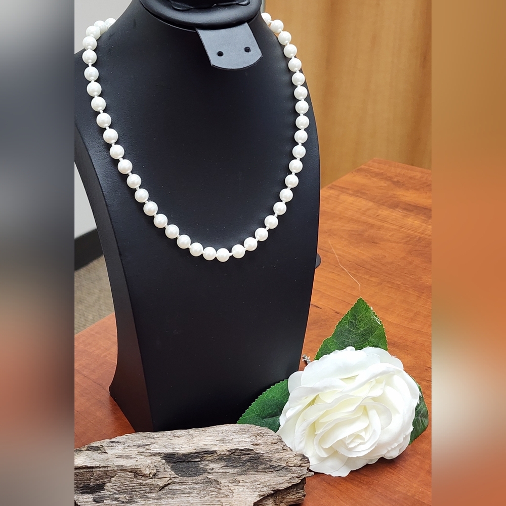 Elegant White Faux Pearl Necklace With Silver Toned Magnetic Clasp Closure 18"